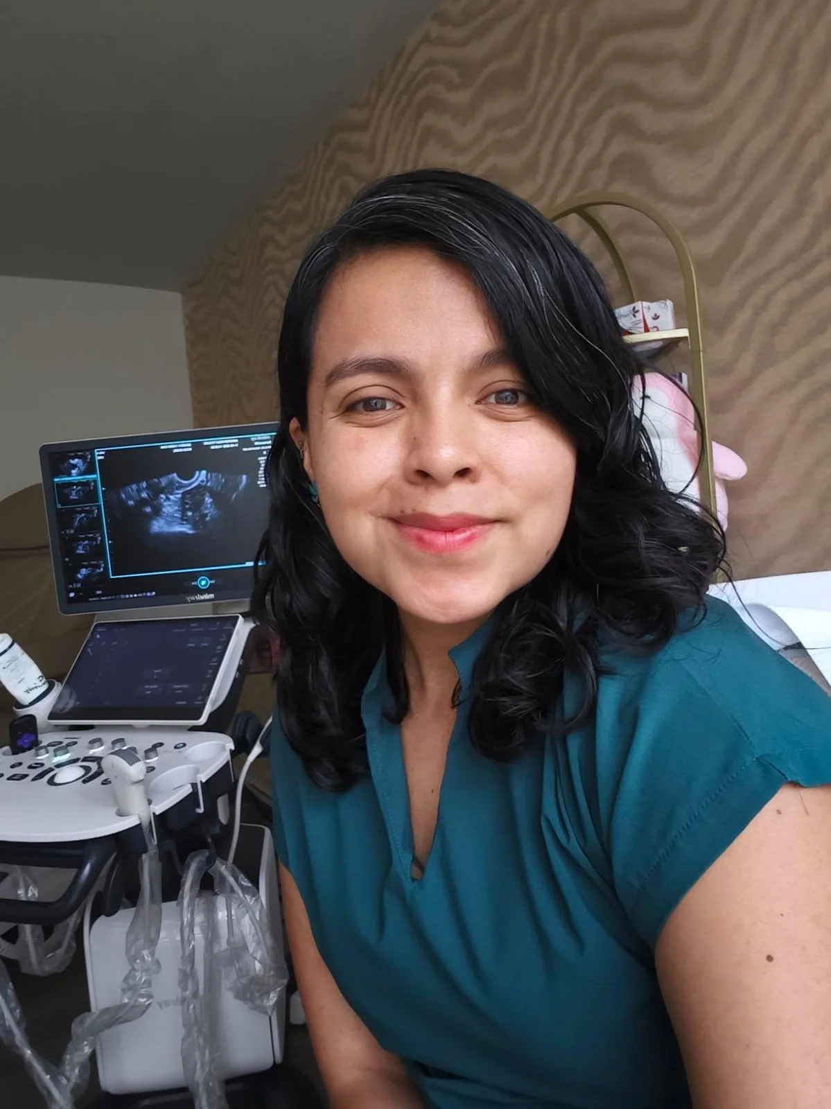 La Dra. Lidia Chávez junto al equipo de ultrasonido del consultorio